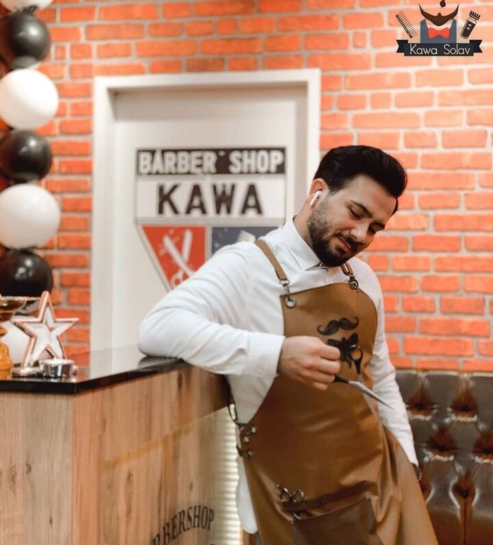 Kawa, Inhaber von Kawa Friseur, im Laden am Steintor