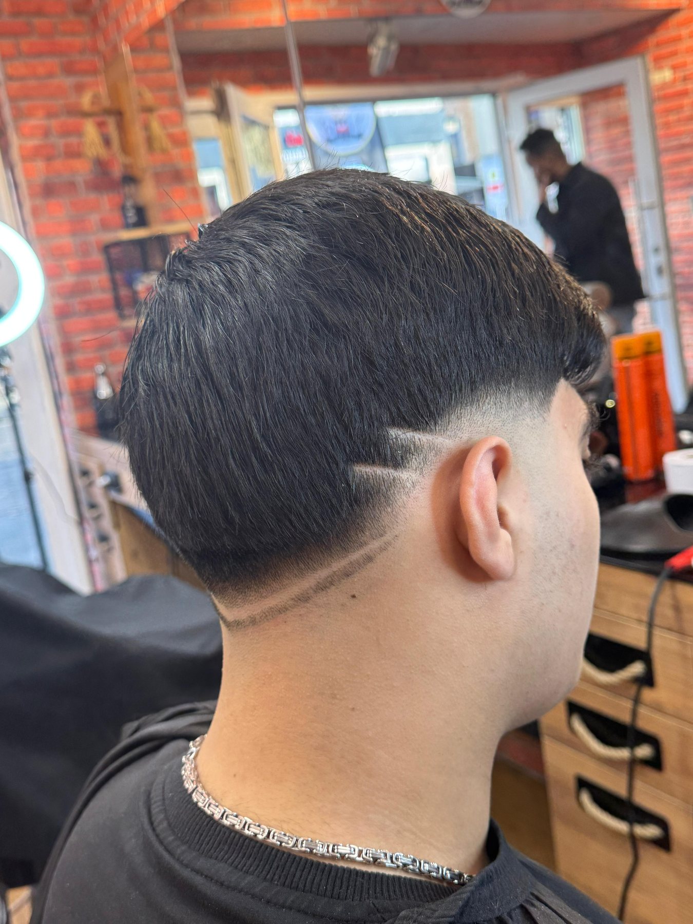 Sauberer Übergang und Konturen bei einem Haarschnitt bei Kawa Friseur